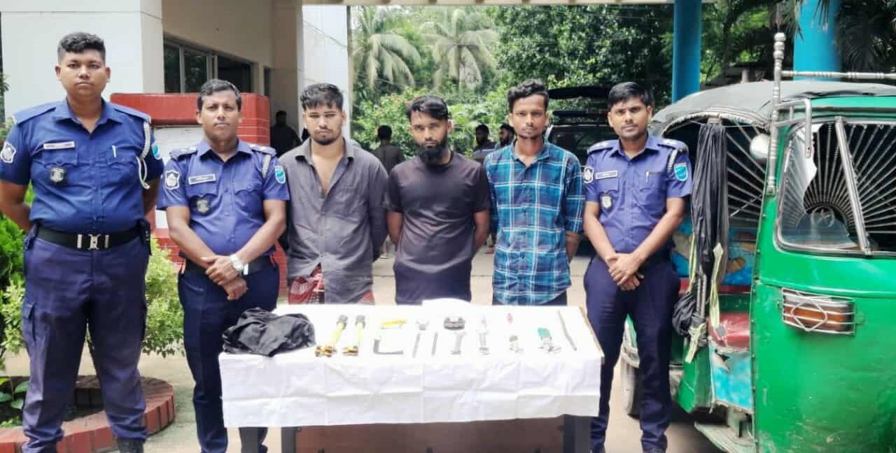 নবাবগঞ্জে ডাকাতির প্রস্তুতিকালে ধারালো অস্ত্রসহ আটক তিন