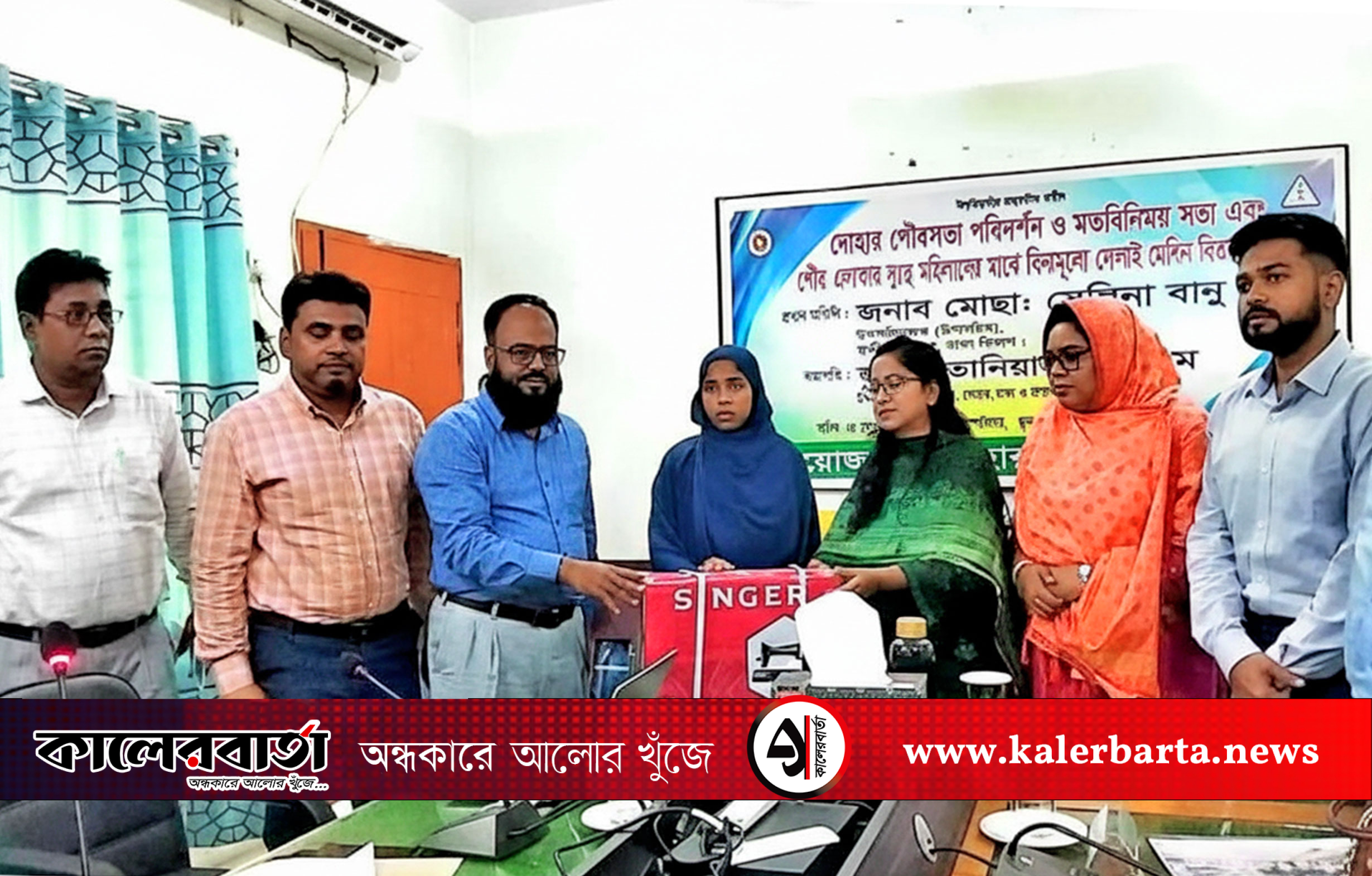 দোহার পৌরসভায় অসহায় নারীদের মাঝে সেলাই মেশিন বিতরণ