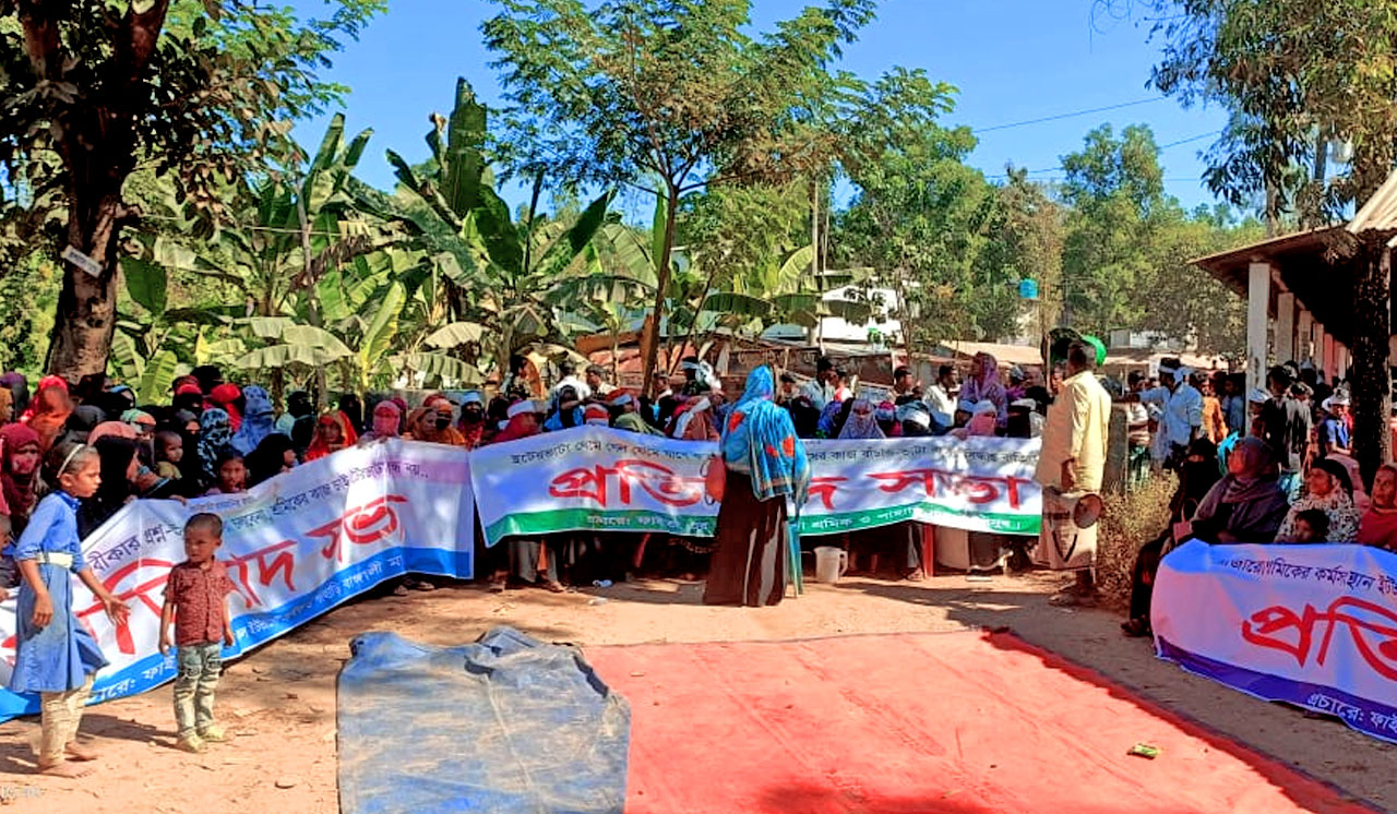 লামায় ইটভাটার অভিযান ঠেকাতে মাথায় সাদা পট্টি, কাফনের কাপড় পরে রাস্তায় নারী-পুরুষ, কালের বার্তা