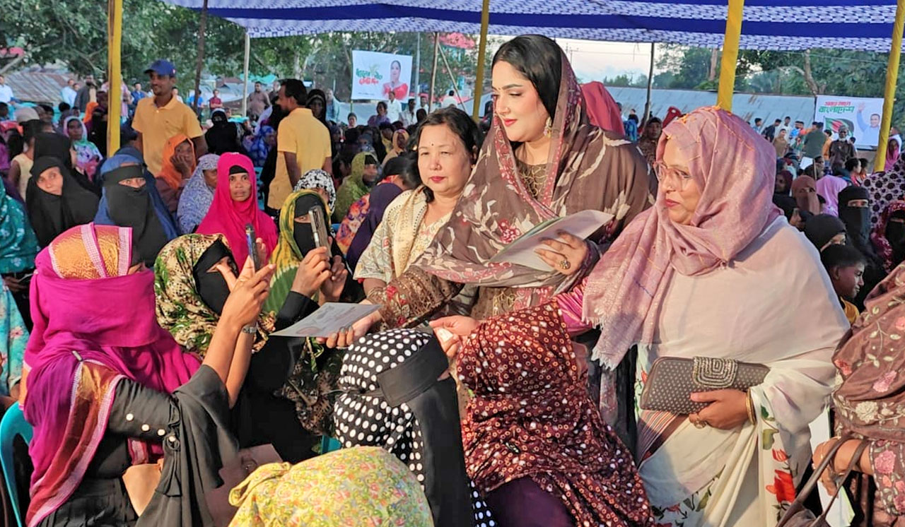 খাগড়াছড়ি আসনের বিএনপি প্রার্থী ওয়াদুদ ভূঁইয়ার নির্বাচনী প্রচারণায় মাঠে সহধর্মিণী জাকিয়া জিনাত বিথী, কালের বার্তা