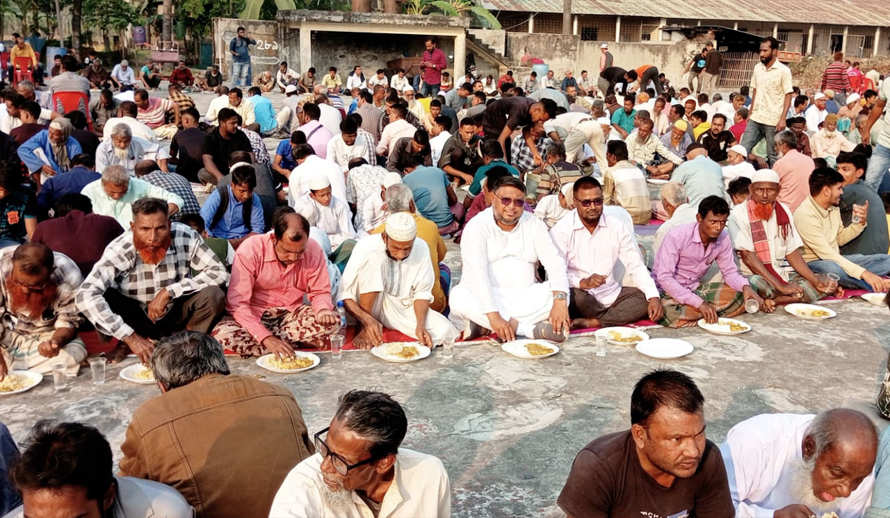 কর্মীর পাশে বসে মিলাদ খেলেন রানা প্রধান, কালের বার্তা