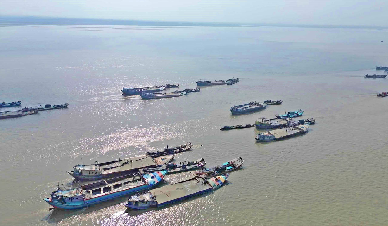 কুষ্টিয়ায় অবৈধ চক্রের দখলে পদ্মার বিশাল বালুর রাজ্য, কালের বার্তা