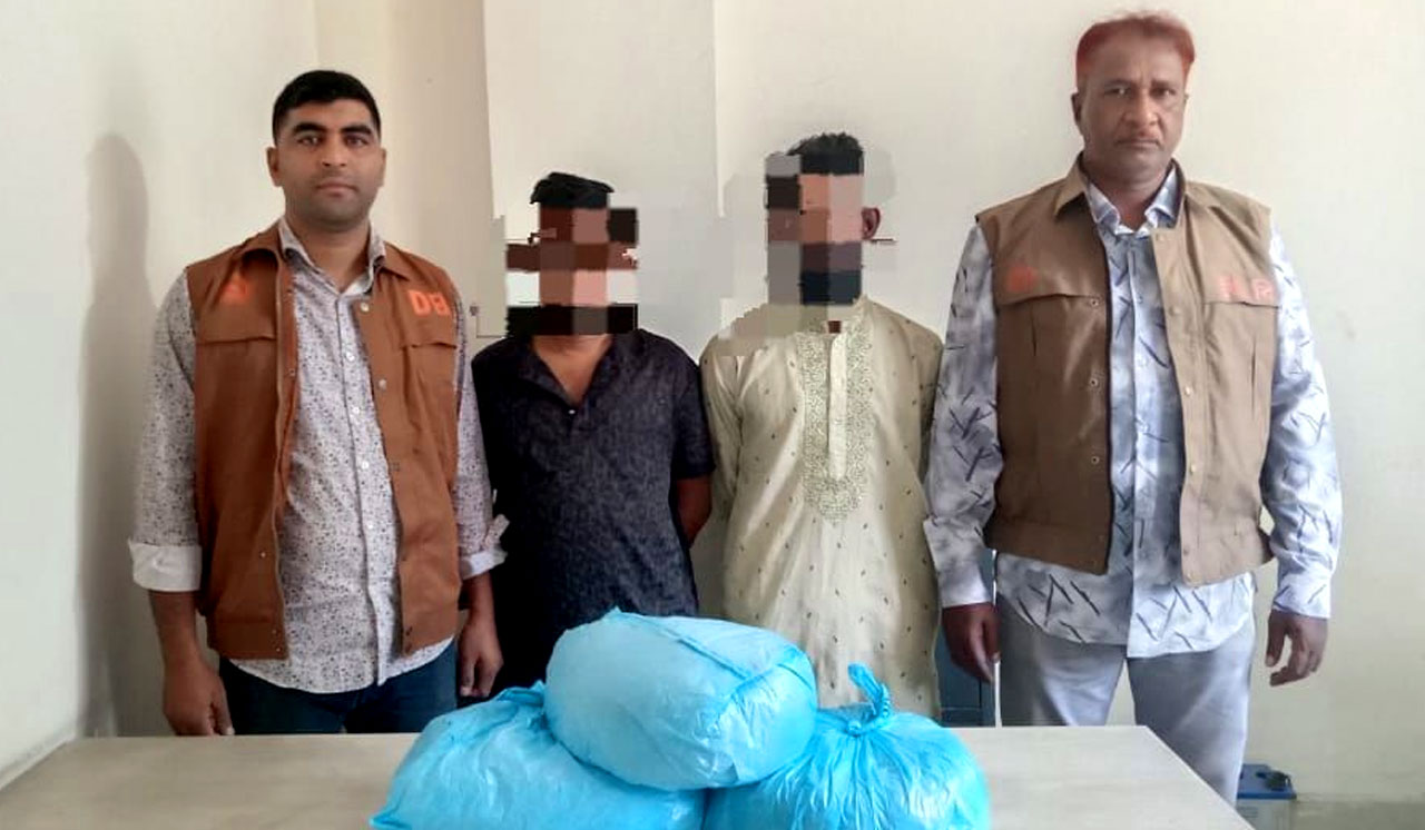 ডিবির বিশেষ অভিযানে ৫ কেজি ৩০০ গ্রাম গাঁজাসহ ২ মাদক ব্যবসায়ী গ্রেফতার, কালের বার্তা