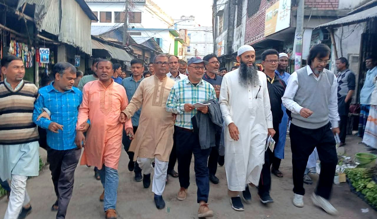 গোবিন্দগঞ্জ বাজারে ধানের শীষের গণসংযোগ ও লিফলেট বিতরণ করলেন এমপি প্রার্থী শামীম কায়সার লিংকন, কালের বার্তা