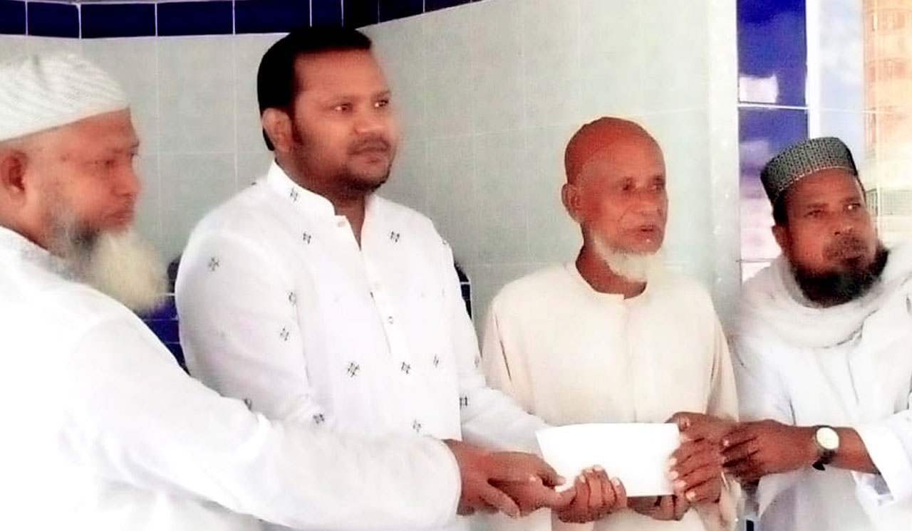 পাঁচবিবিতে মসজিদের উন্নয়নে অর্থ প্রদান, কালের বার্তা