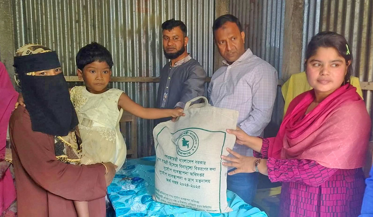 কুলিয়ারচর প্রতিবন্ধী সেবা সংস্থার উদ্যোগে প্রতিবন্ধীদের মাঝে ত্রাণ সামগ্রী বিতরণ, কালের বার্তা