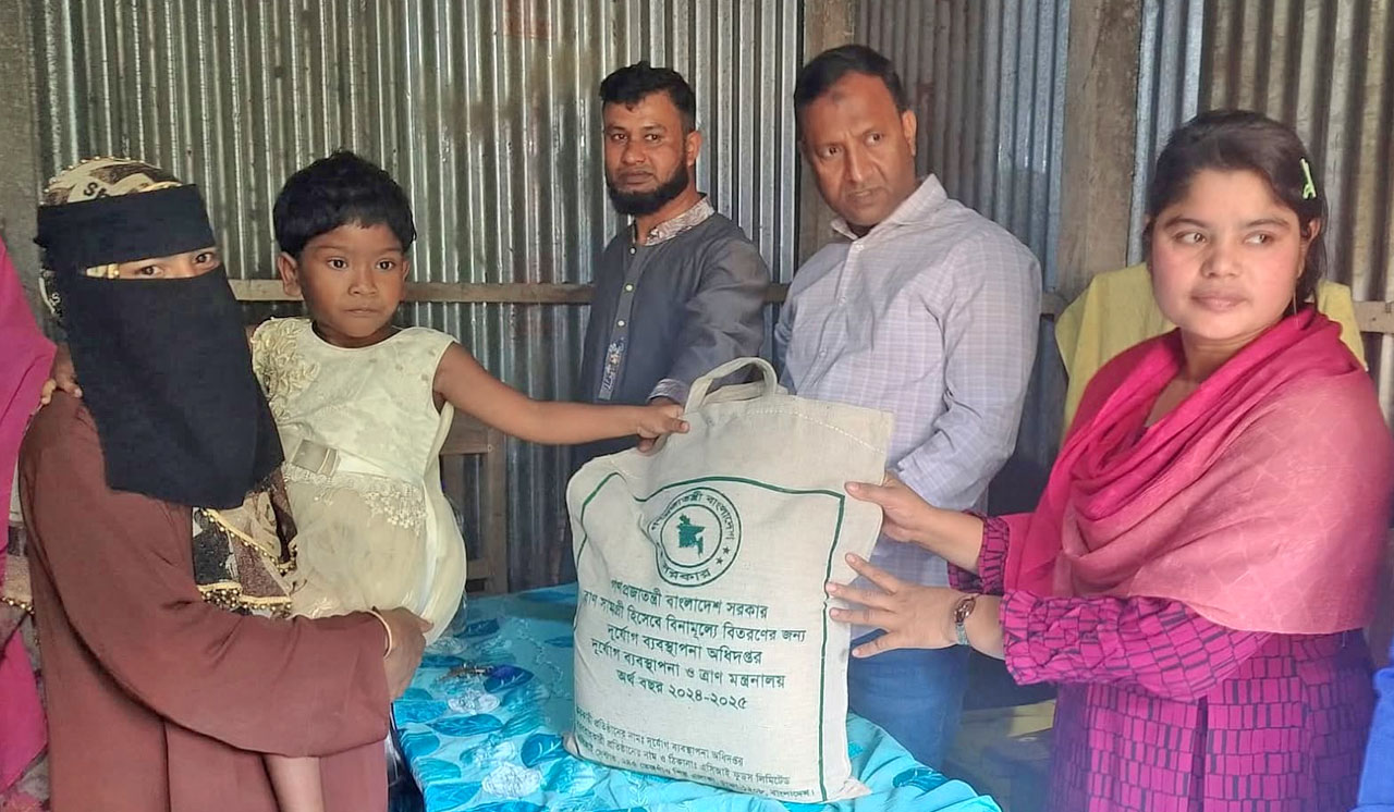কুলিয়ারচর প্রতিবন্ধী সেবা সংস্থা'র উদ্যোগে প্রতিবন্ধীদের মাঝে ত্রাণ সামগ্রী বিতরণ, কালের বার্তা