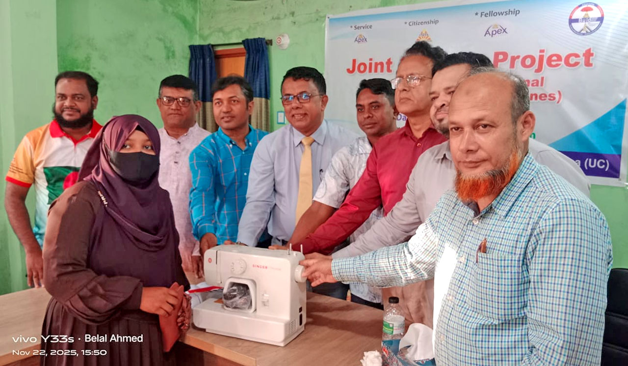 লামায় এপেক্স ক্লাবের উদ্যোগে শিক্ষা সামগ্রী ও সেলাই মেশিন বিতরণ, কালের বার্তা