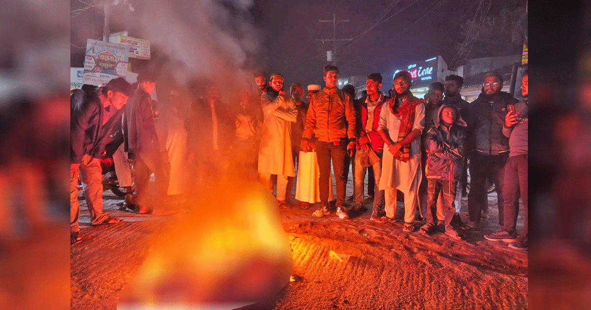 উসমান হাদী হত্যাকারীদের বিচারের দাবিতে তালায় আগুন জ্বালিয়ে বিক্ষোভ মিছিল