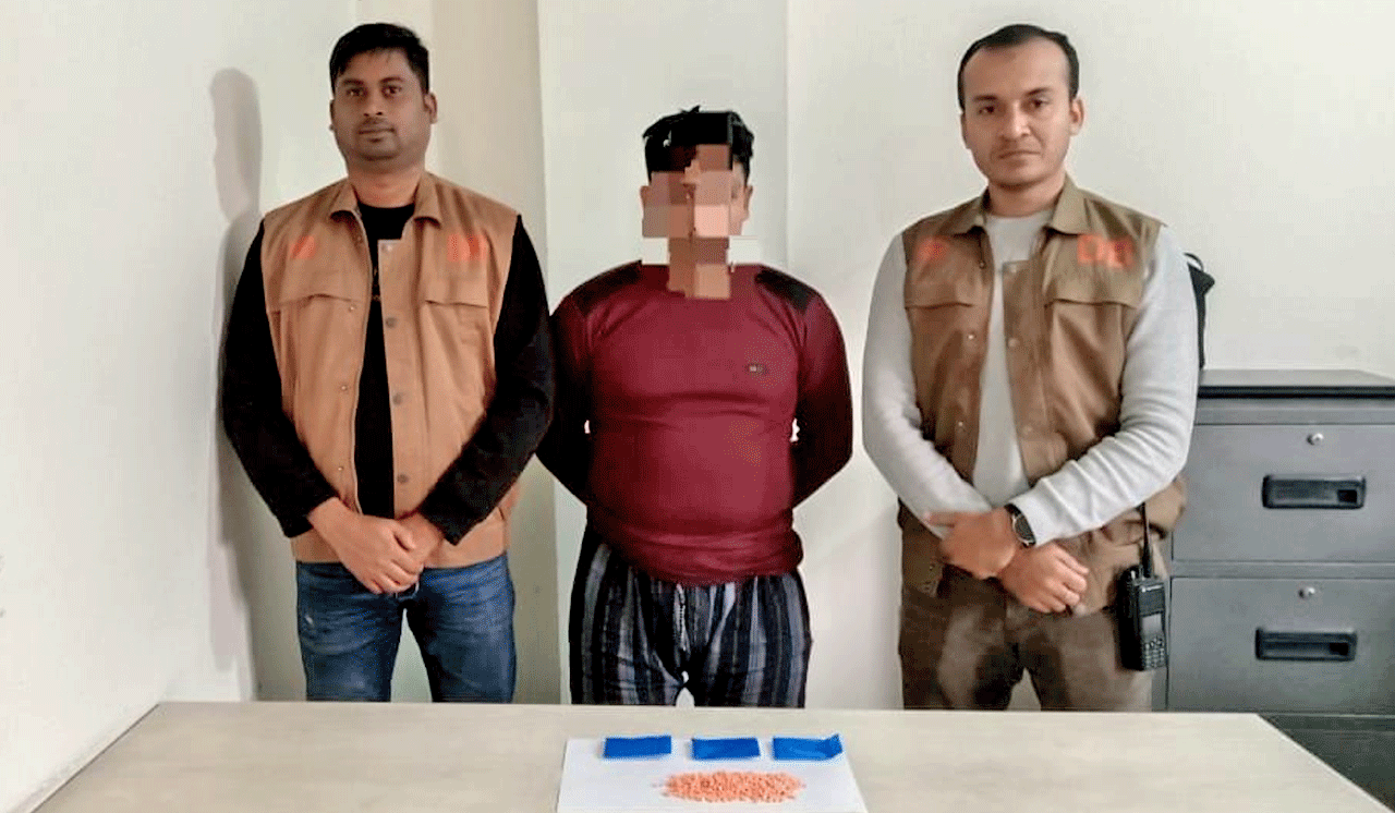 ঢাকা জেলা ডিবি দক্ষিণের অভিযানে ৫০০ পিস ইয়াবাসহ গ্রেফতার-১, কালের বার্তা