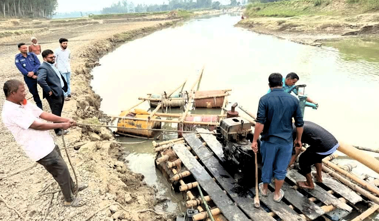 পলাশবাড়ীতে অভিযান চালিয়ে অবৈধ ড্রেজার মেশিন ধ্বংস করলেন ইউএনও শেখ জাবের আহমেদ, কালের বার্তা