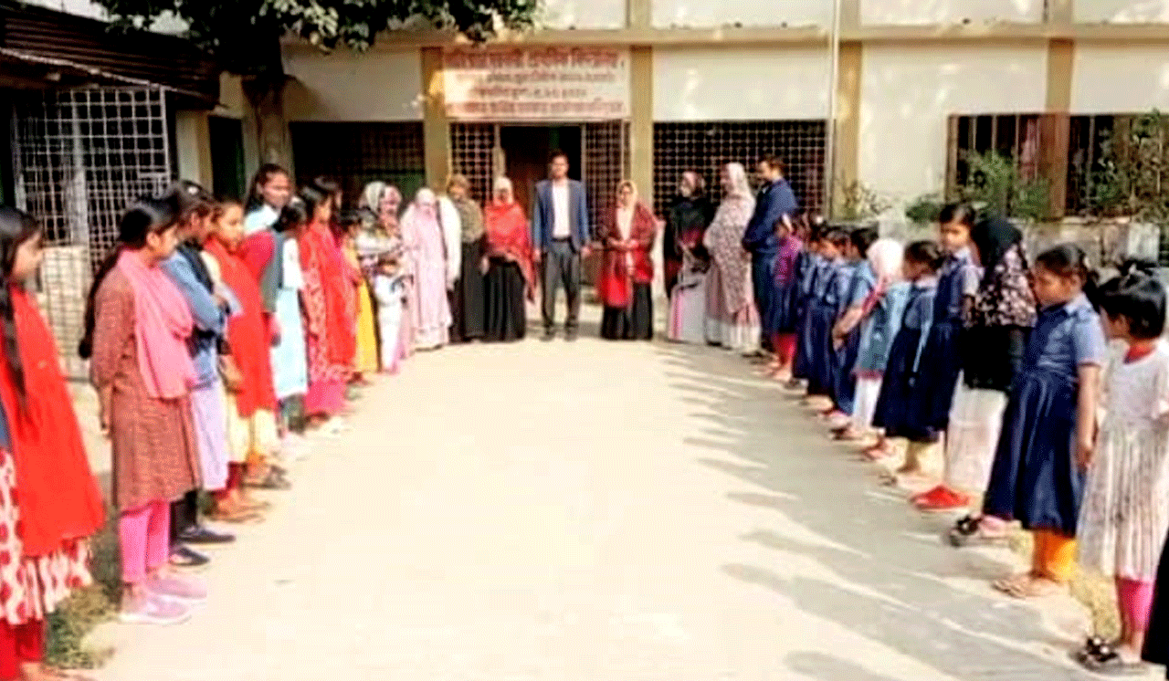 পাঁচবিবিতে বাগান ভাঙচুরের প্রতিবাদে শিক্ষার্থীদের বিক্ষোভ