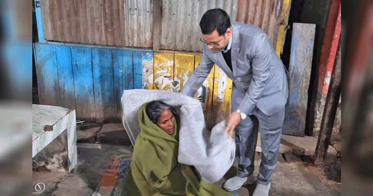 পাঁচবিবিতে শীতার্তদের মাঝে কম্বল বিতরণ করলেন ইউএনও