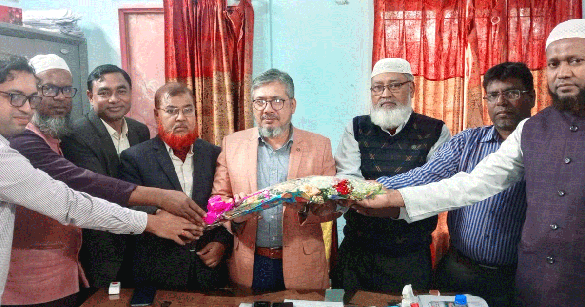 প্রধান শিক্ষককে ফুলেল শুভেচ্ছা জানালেন সহকারী শিক্ষকগণ
