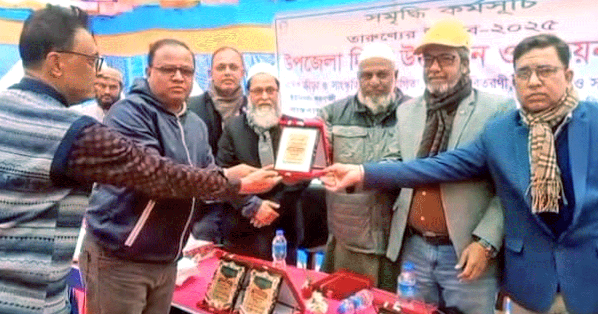 মোহনা টেলিভিশনের সাংবাদিককে জাকসের ক্রেস্ট প্রদান