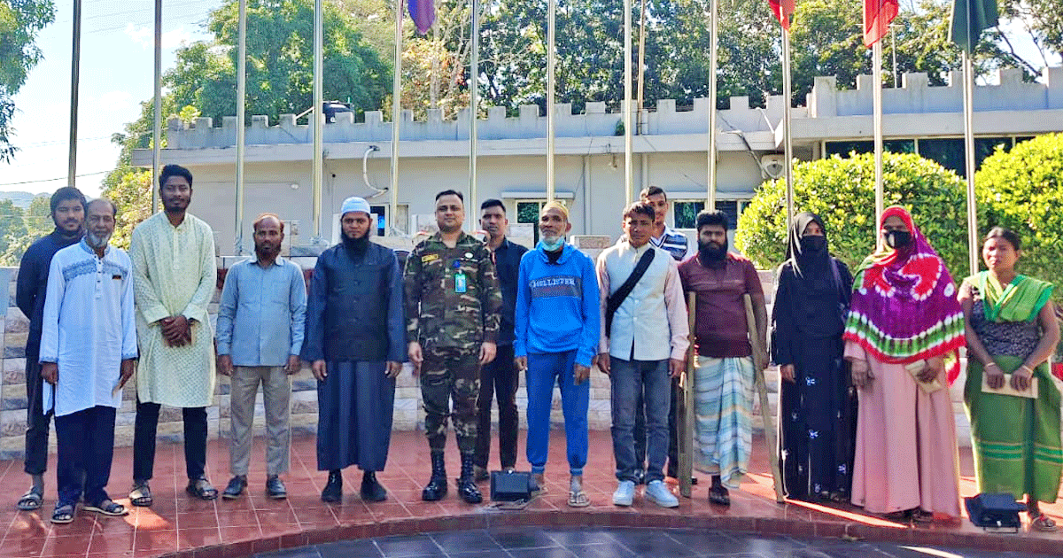 খাগড়াছড়ি সেনা রিজিয়নের অসহায় হতদরিদ্র, শিক্ষার্থী ও দুস্থদের মাঝে চিকিৎসার জন্য আর্থিক সহায়তা প্রদান