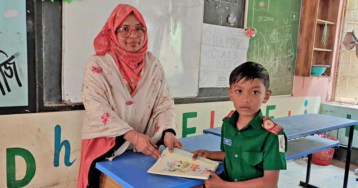 নতুন বছরে নতুন বই হাতে পেয়ে উচ্ছ্বসিত শিক্ষার্থীরা