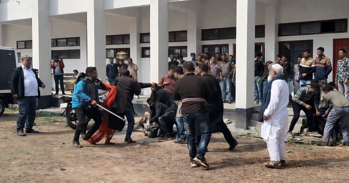 নাটোরে আদালত চত্বরে বাদী ও আসামি পক্ষের সংঘর্ষ, আটক ৩