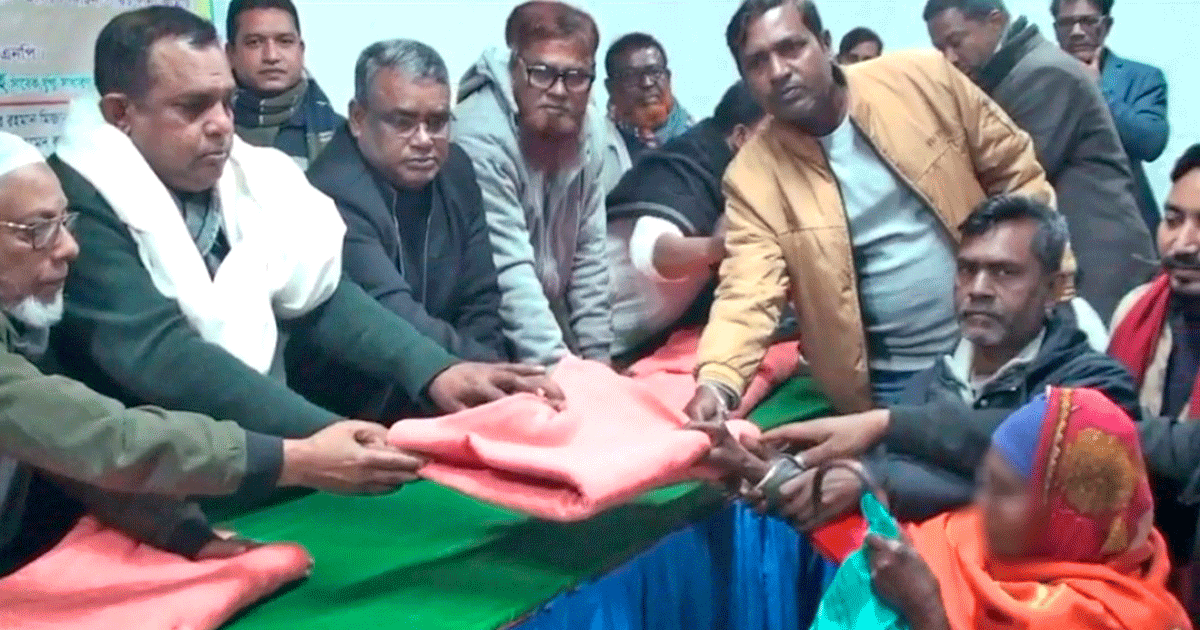 নাটোরে হতদরিদ্র মানুষের মাঝে শীতবস্ত্র বিতরণ