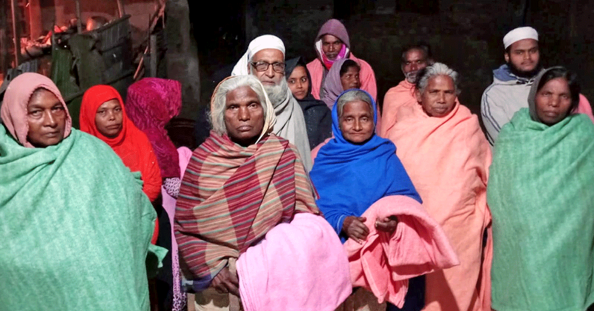 পাঁচবিবির আদিবাসী পল্লীতে প্রবাসীদের শীতবস্ত্র বিতরণ