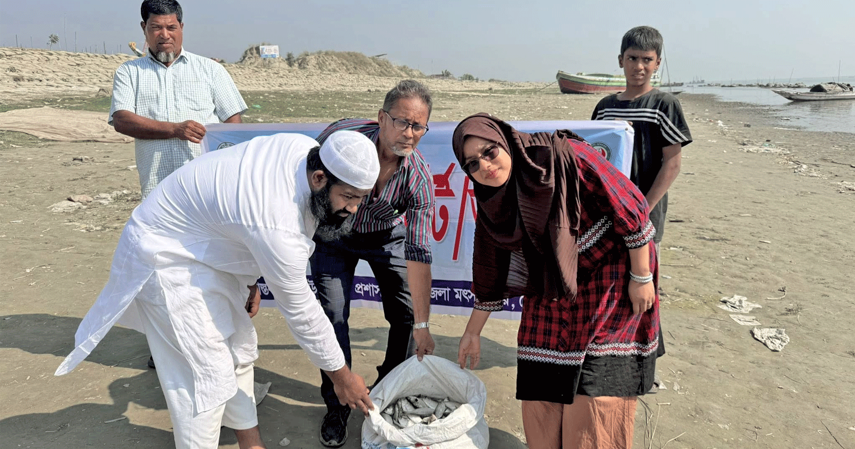 দোহারে পদ্মা নদীতে অভিযানে অবৈধ জাল জব্দ ও জাটকা বিতরণ