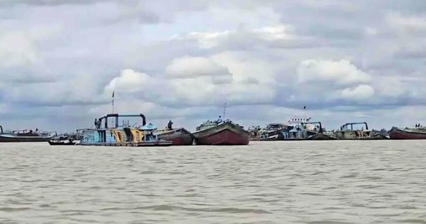 কাপ্তাই হ্রদে রাতের বেলায় পাচারকালে বিপুল পরিমাণ অবৈধ ভারতীয় সিগারেট জব্দ