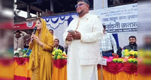 ভোটের মাঠে বাবার পাশে কলেজপড়ুয়া মেয়ে
