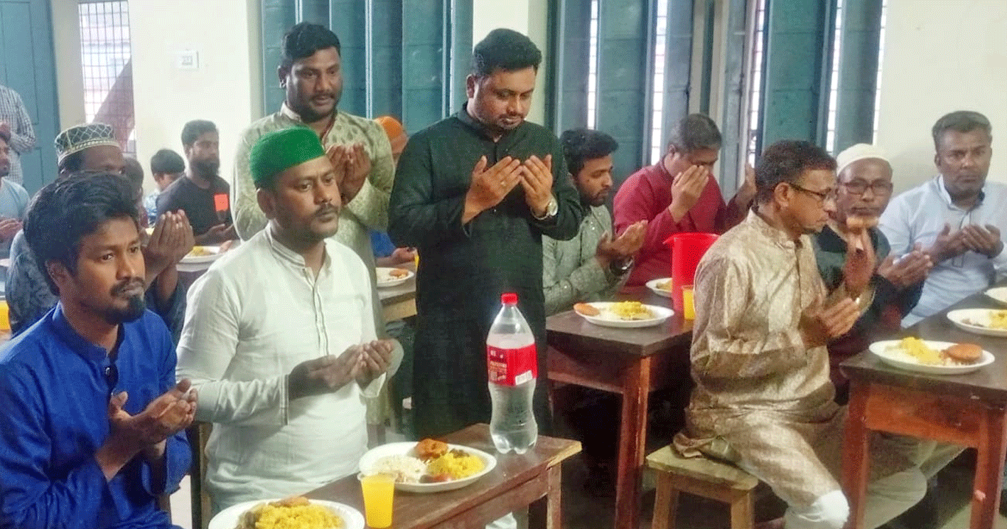 রোজাদারদের ইফতার করালেন ঢাবির ছাত্রদল নেতা মামুন খাঁন