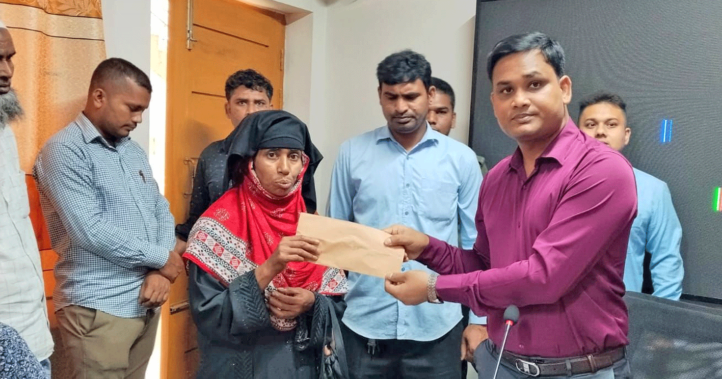 প্রধানমন্ত্রীর ঈদ উপহার: এমপি আবু আশফাকের নির্দেশনায় দোহারে ৫ লক্ষ টাকা বিতরণ