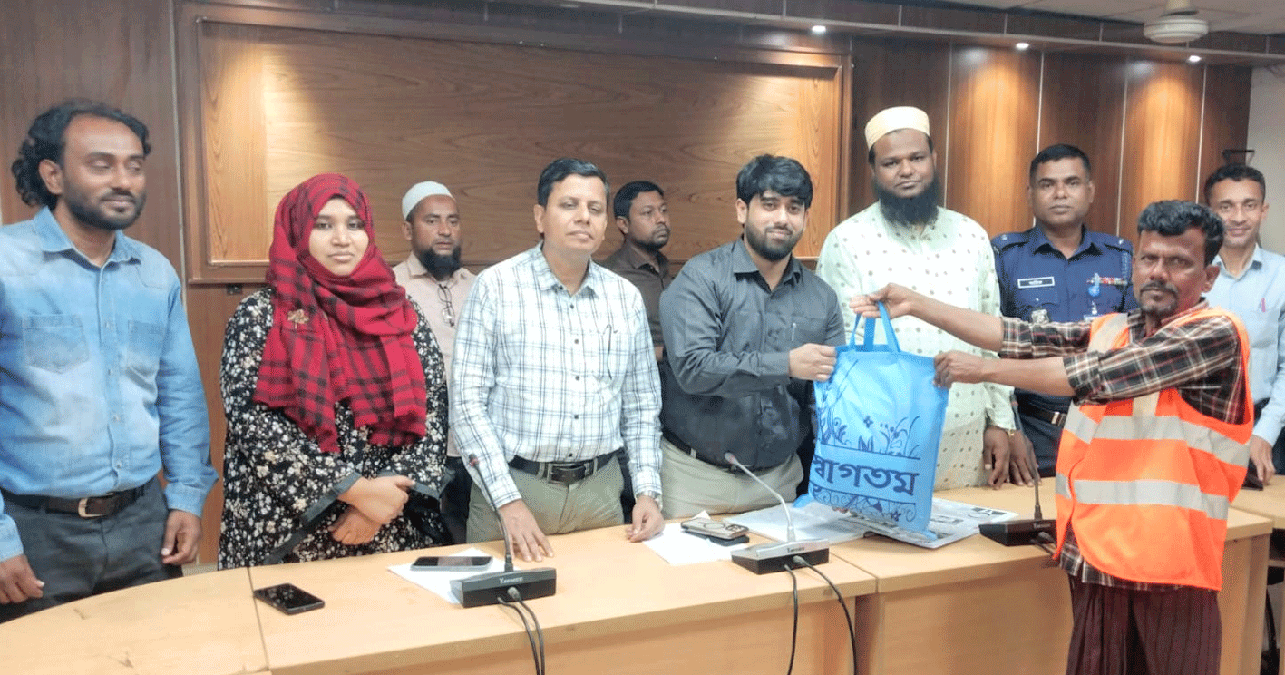 কুলিয়ারচর পৌরসভায় স্বেচ্ছাসেবকদের মাঝে ঈদ উপহার বিতরণ