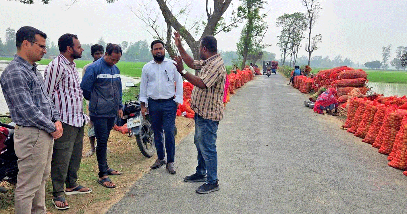 ক্ষতিগ্রস্ত কৃষকের মাঠে কৃষি কর্মকর্তা
