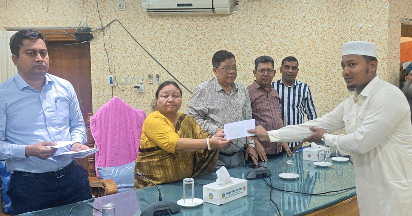 খাগড়াছড়িতে পবিত্র ঈদ-উল-ফিতর ও মাহে রমজান উপলক্ষে ইমাম-মুয়াজ্জেমদের মাঝে অনুদানের চেক বিতরণ