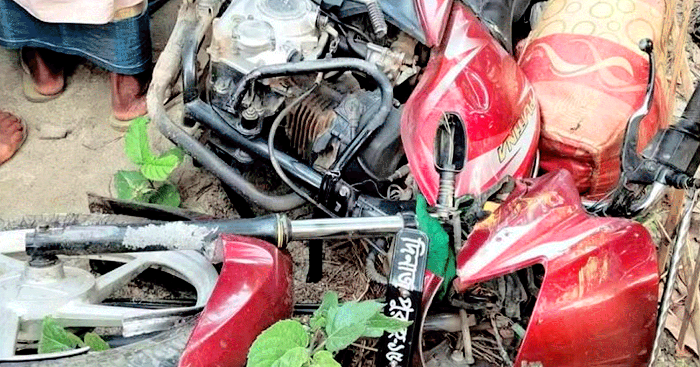 ট্রাকের ধাক্কায় স্বামী-স্ত্রী ও শিশুর মৃত্যু