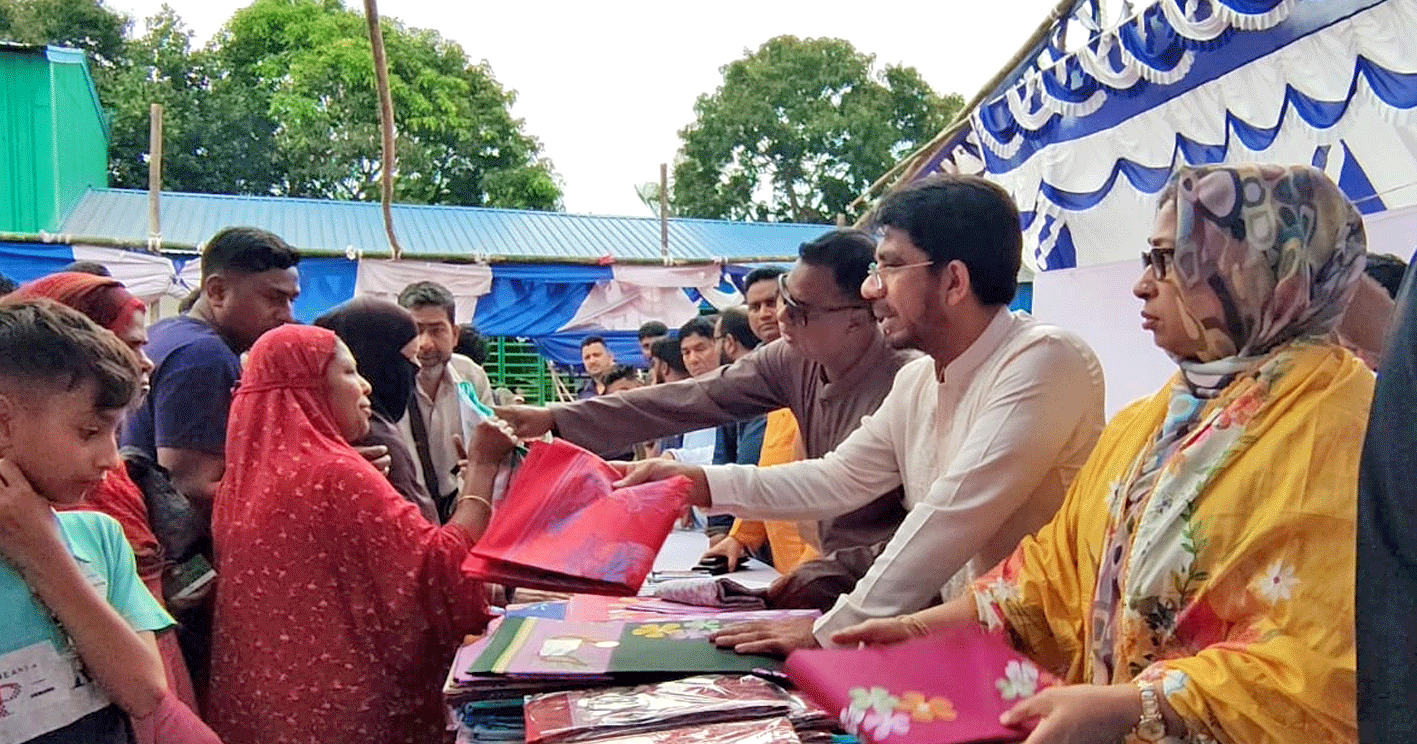 মানবতার ফেরিওয়ালা: দোহারে সানু মোল্লার ঈদ উপহার বিতরণ