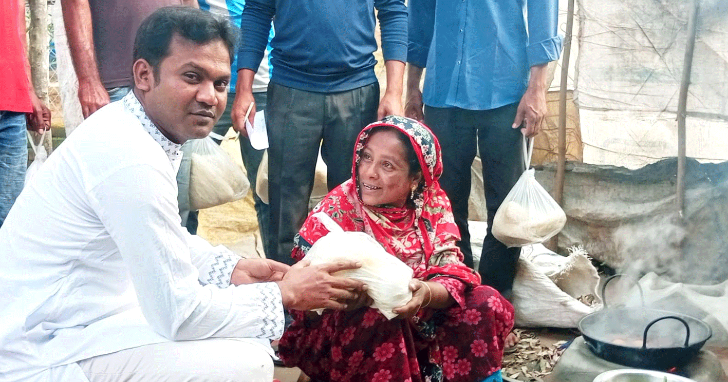 পাঁচবিবিতে গরিবের দরজায় ঈদ সামগ্রী নিয়ে হাজির যুবদল নেতা লিটন