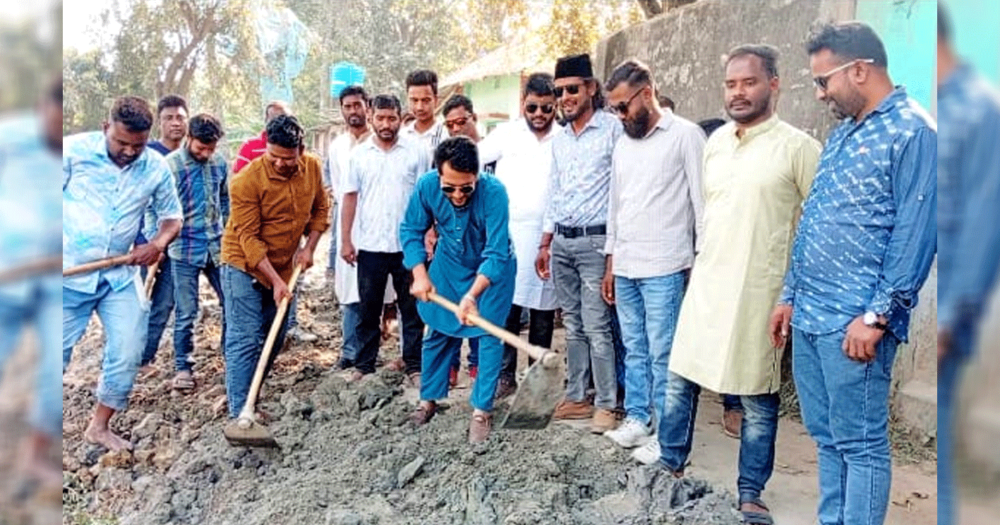 পাঁচবিবিতে রাস্তা সংস্কার করে যুবদল নেতৃবৃন্দ