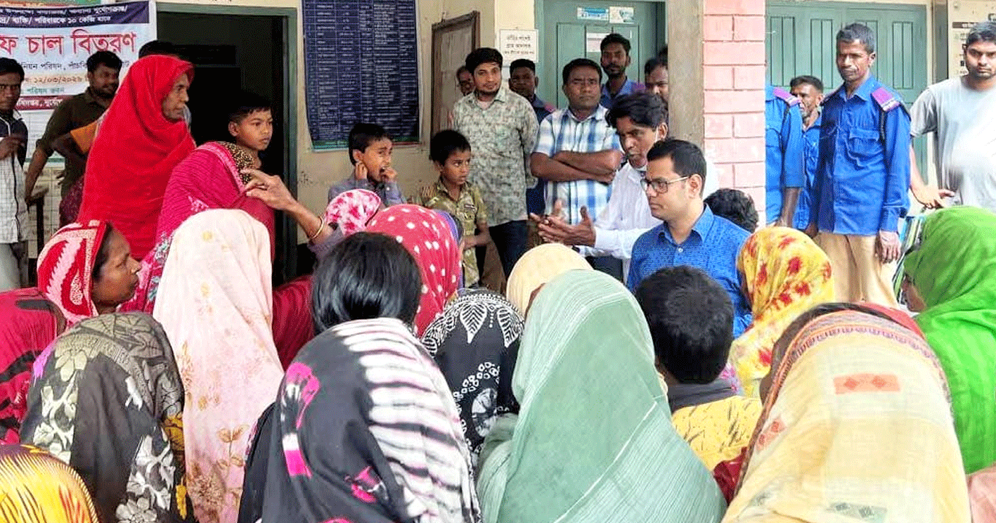 পাঁচবিবির ইউএনও প্রাপকের প্রাপ্য বুঝে দিচ্ছেন