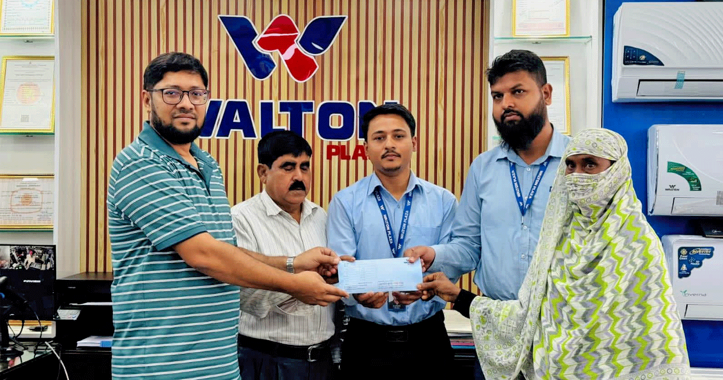 লামায় দুর্ঘটনায় ক্ষতিগ্রস্ত পরিবারকে ওয়ালটন প্লাজার পক্ষ থেকে সহায়তা প্রদান