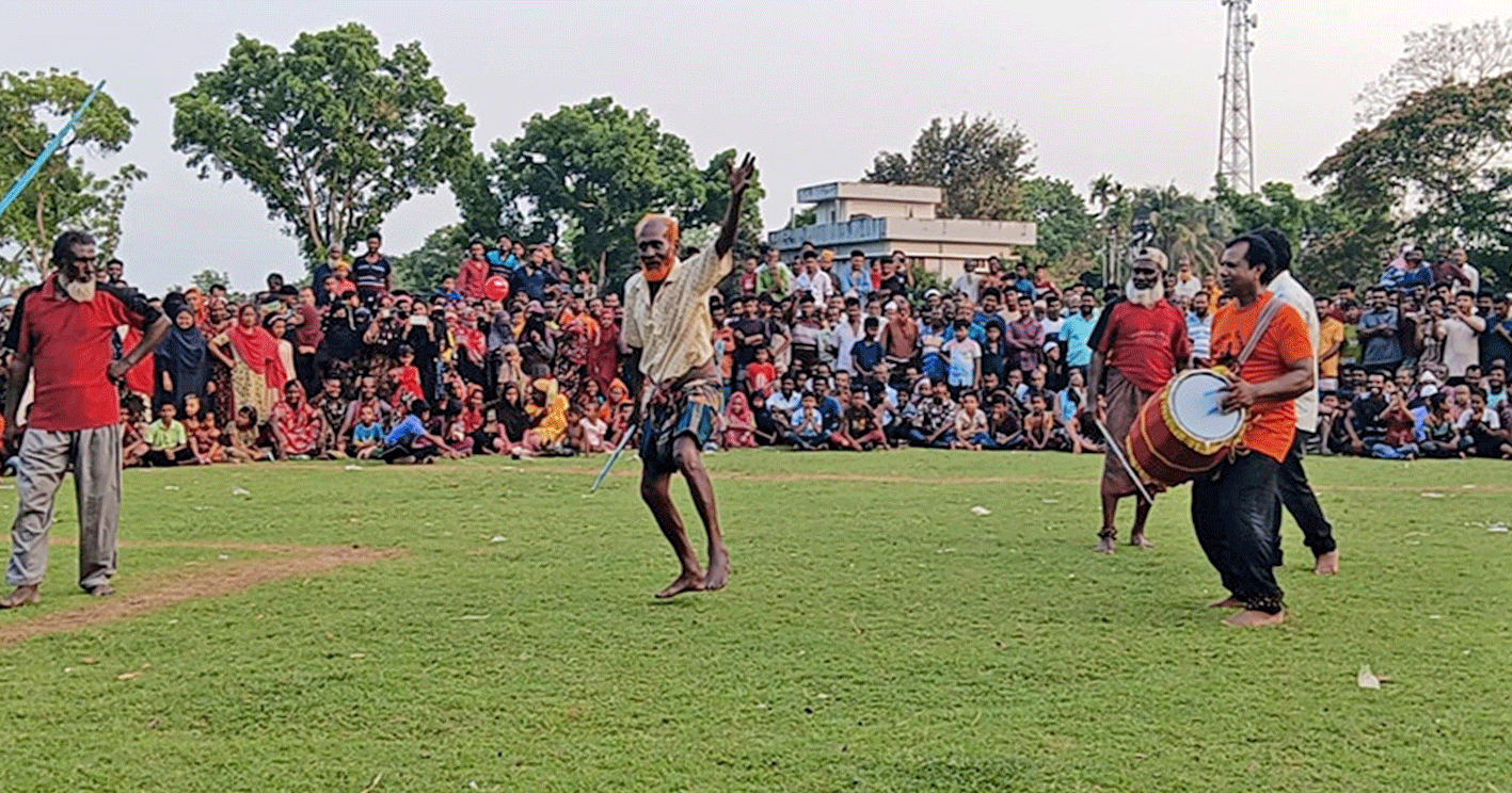 তালায় প্রীতি ঢালী খেলায় দর্শকদের ঢল