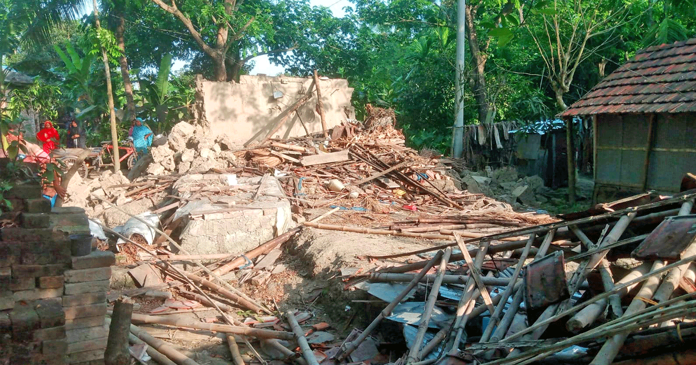 তালায় ৩ পুরুষের বসতভিটার বাড়িঘর ভাঙচুর, স্বর্ণালঙ্কার ও নগদ টাকা চুরির অভিযোগ