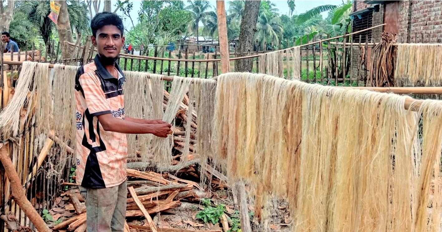 পাঁচবিবিতে কলাগাছ থেকে সুতা উৎপাদন
