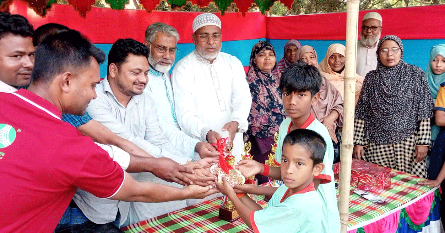 পাঁচবিবিতে ক্ষুদে শিক্ষার্থীদের ফুটবল টুর্নামেন্টের সমাপনী