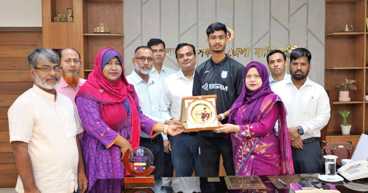 মুন্সীগঞ্জের গর্ব সাফজয়ী গোলরক্ষক রাফিজকে জেলা প্রশাসনের সংবর্ধনা