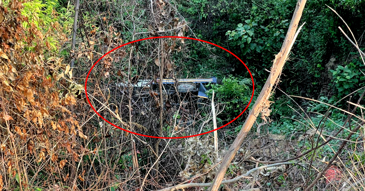 লামায় নিয়ন্ত্রণ হারিয়ে মিনি ট্রাক খাদে, চালকসহ আহত ২