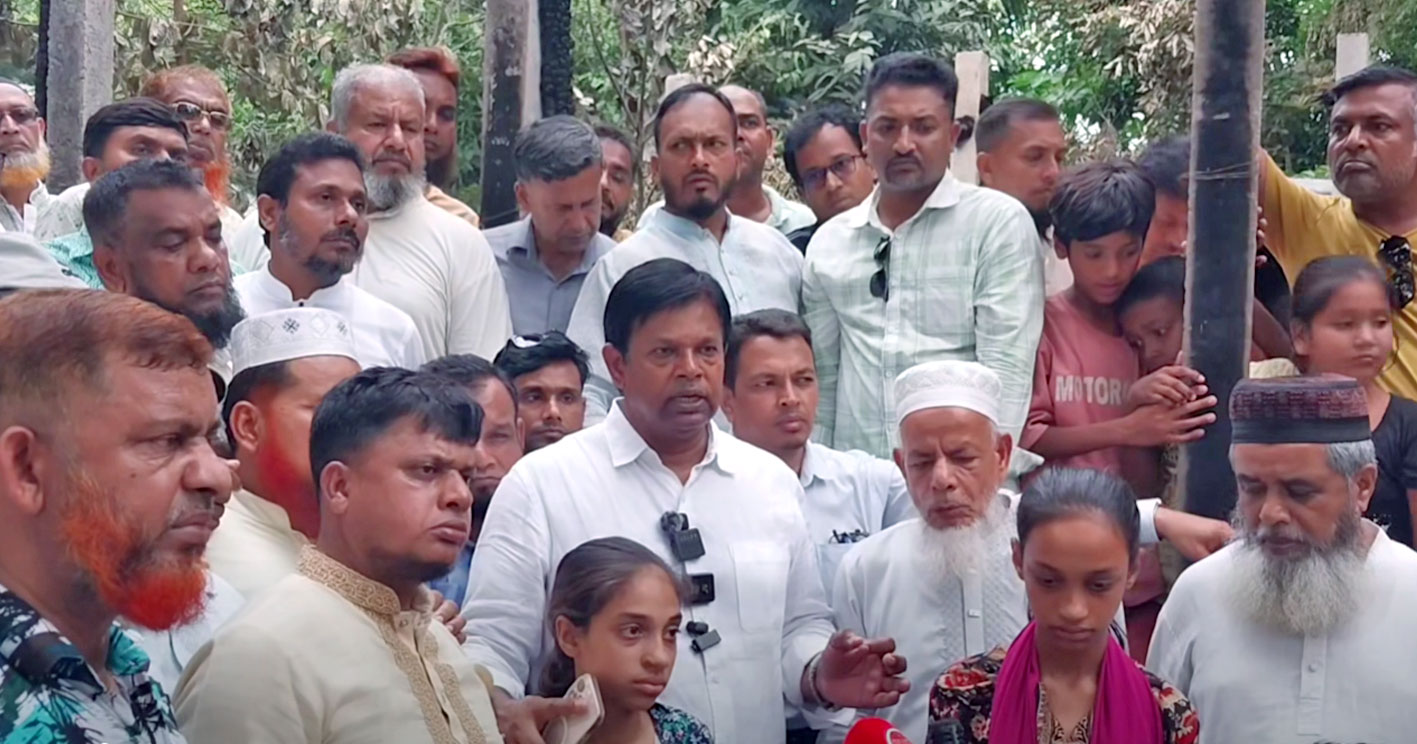 আগুনে নিঃস্ব দুই শিশুর পাশে এমপি আবু আশফাক, নিলেন আজীবনের দায়িত্ব