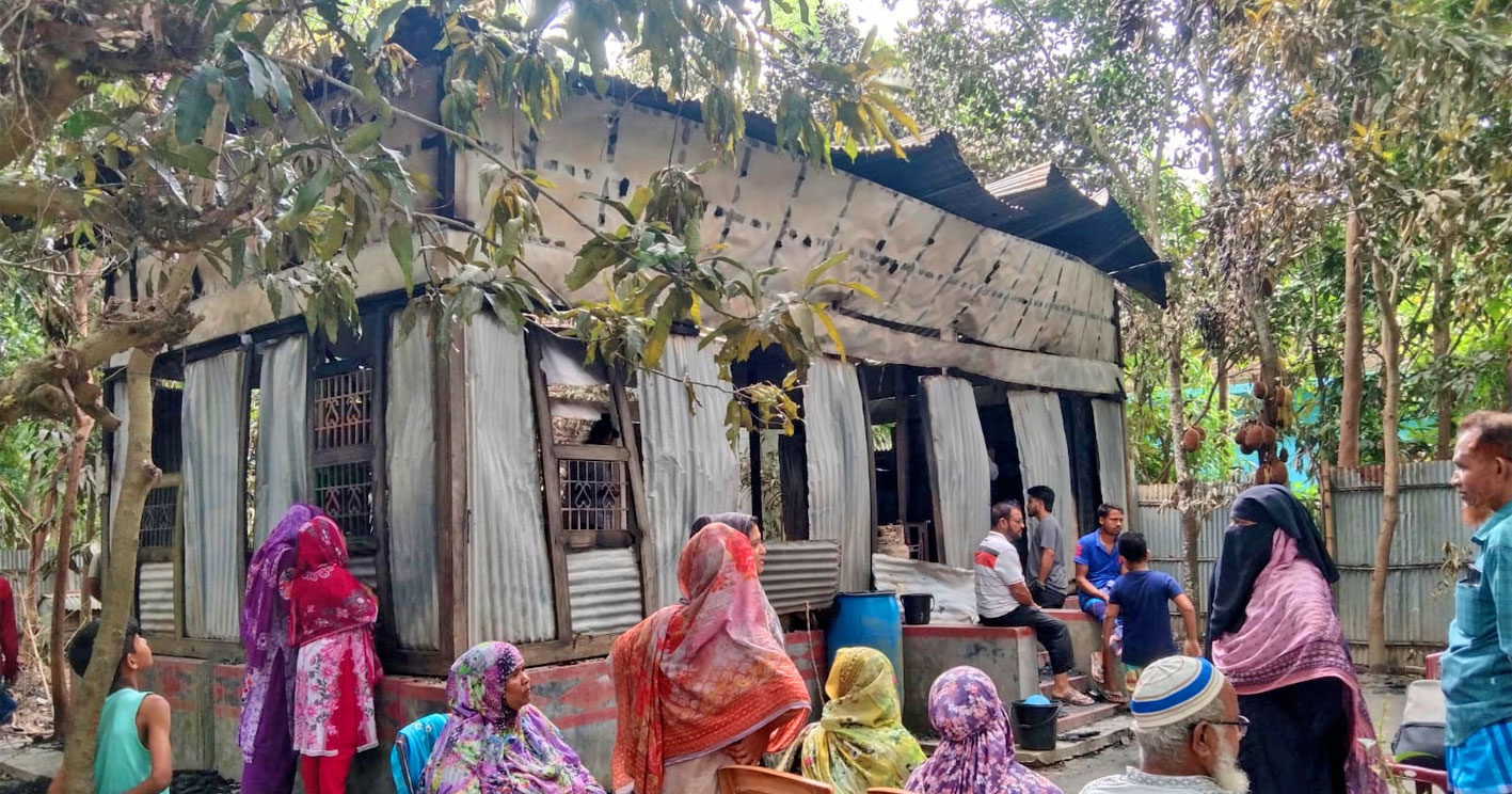 গভীর রাতে দোহারে আগুনে পুড়ে ছাই প্রবাসী সেলিম শেখের বাড়ি