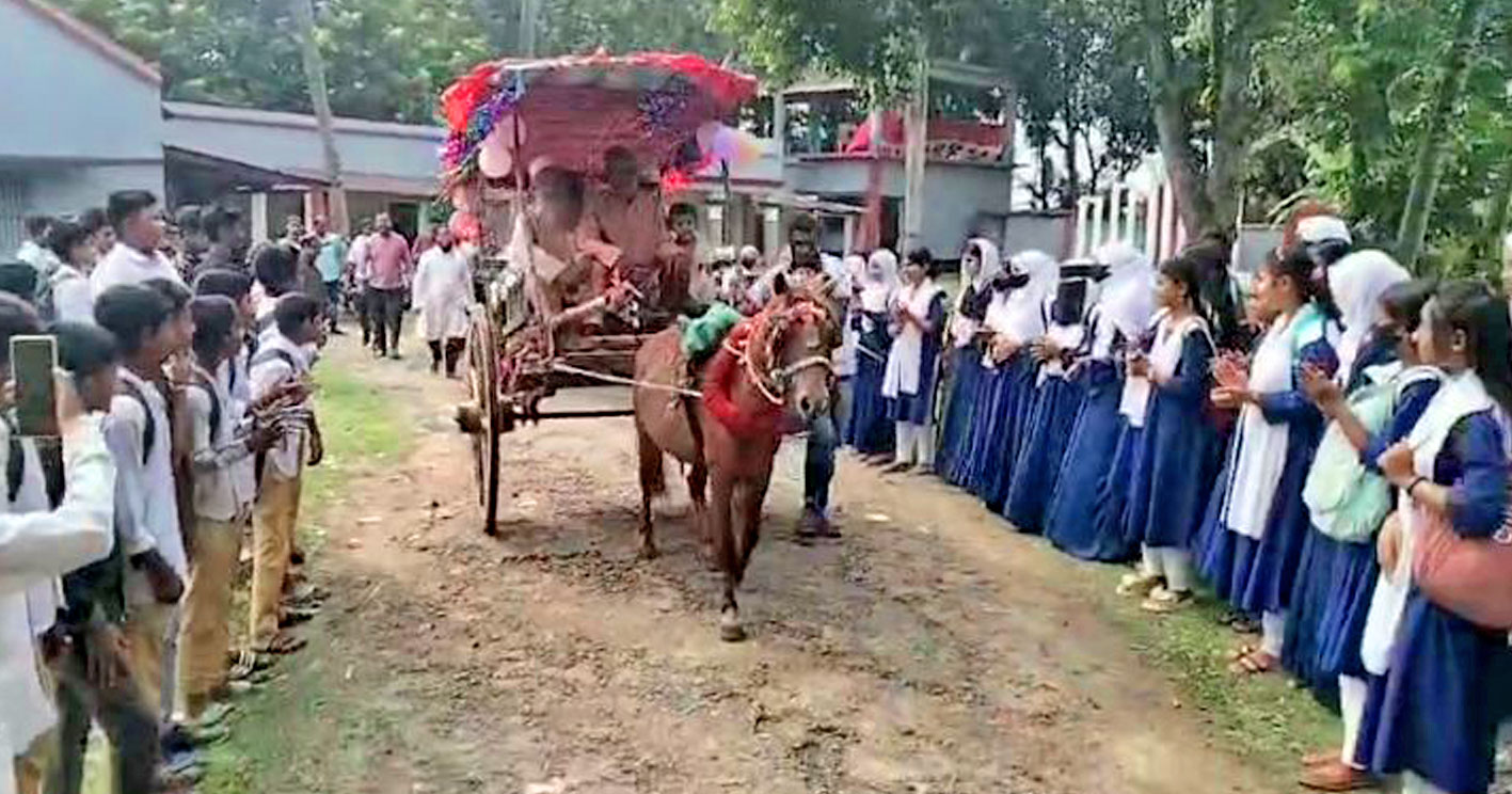 দীর্ঘ ৩৮ বছরের শিক্ষকতার অবসান নলডাঙ্গায় ঘোড়ার গাড়িতে শিক্ষকের রাজকীয় বিদায়