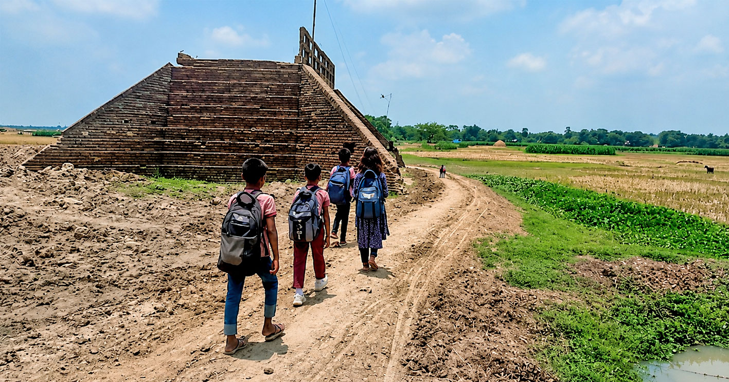 নলডাঙ্গায় ৪০ বছর ধরে কালের সাক্ষী সড়কবিহীন এতিম সেতু -বিপদে কোমলমতি শিক্ষার্থী ও পথচারী