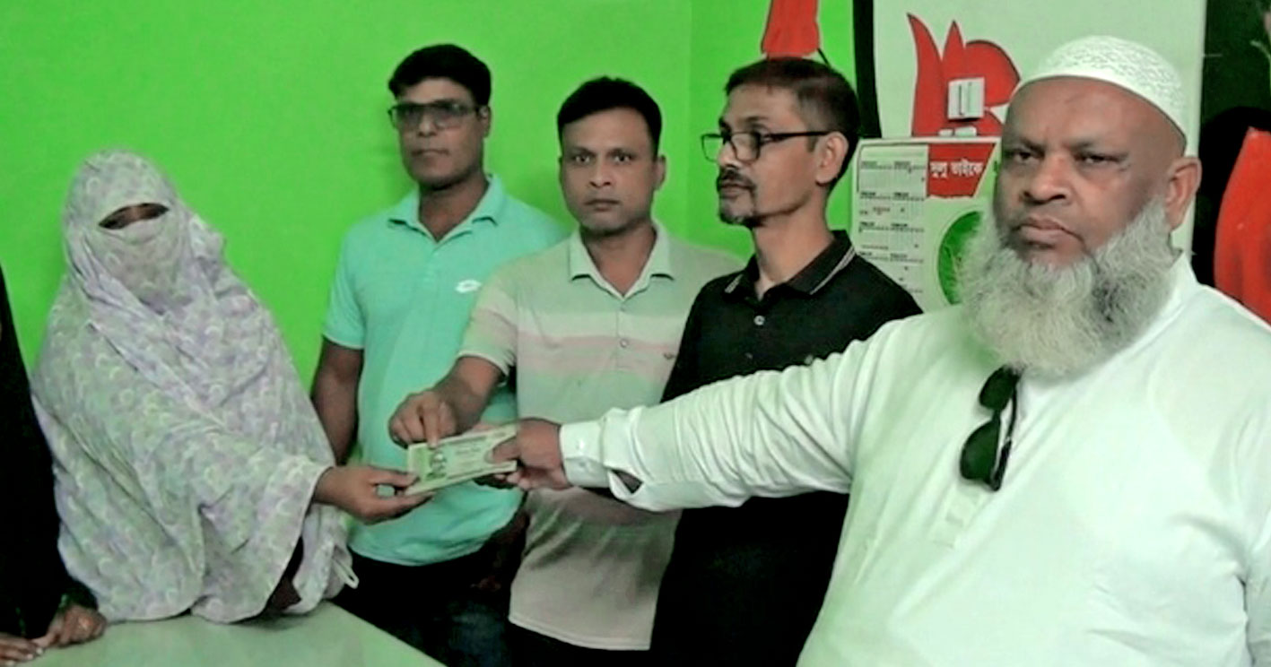 নাটোরে পরিবহন শ্রমিকদের মধ্যে মৃত্যুকালীন ভাতা বিতরণ