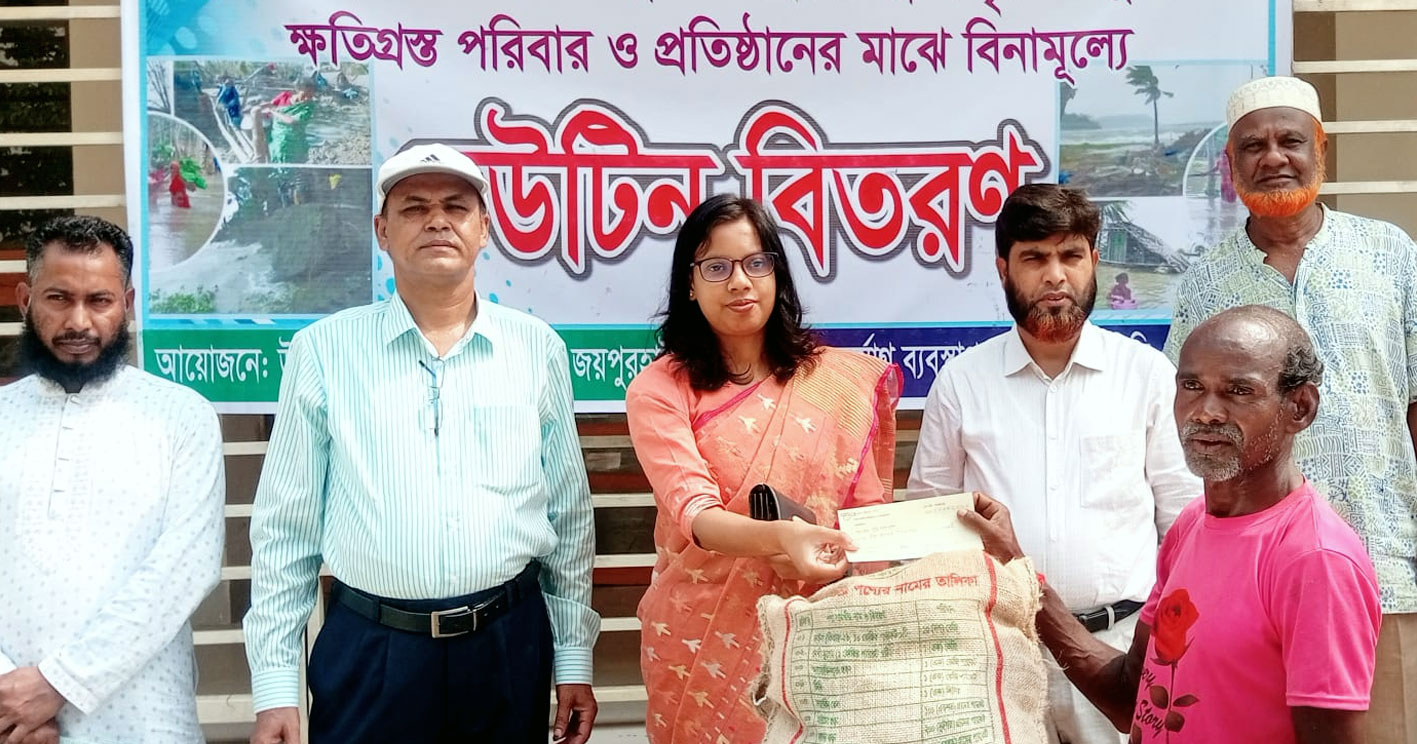 পাঁচবিবিতে ক্ষতিগ্রস্ত পরিবারের মাঝে বিনামূল্যে ঢেউটিন প্রদান